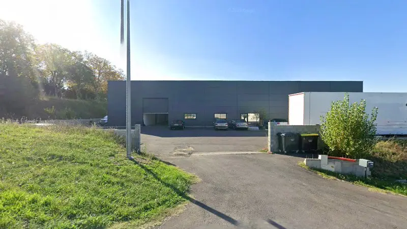 Vue de la rue devant Mirage Racing, Montastruc-la-Conseillère