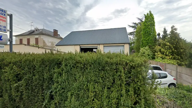 Vue de la rue devant Garage Des Hannebaux, Ménilles