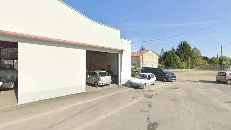 Vue de la rue devant Garage Béchon & Fils, Fontenille-Saint-Martin-d'Entraigues