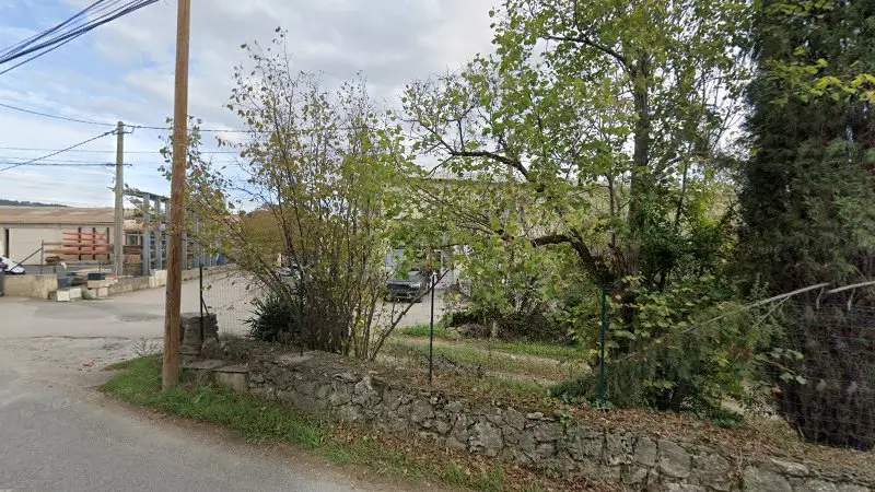 Vue de la rue devant Am Carrosserie, Tourrettes