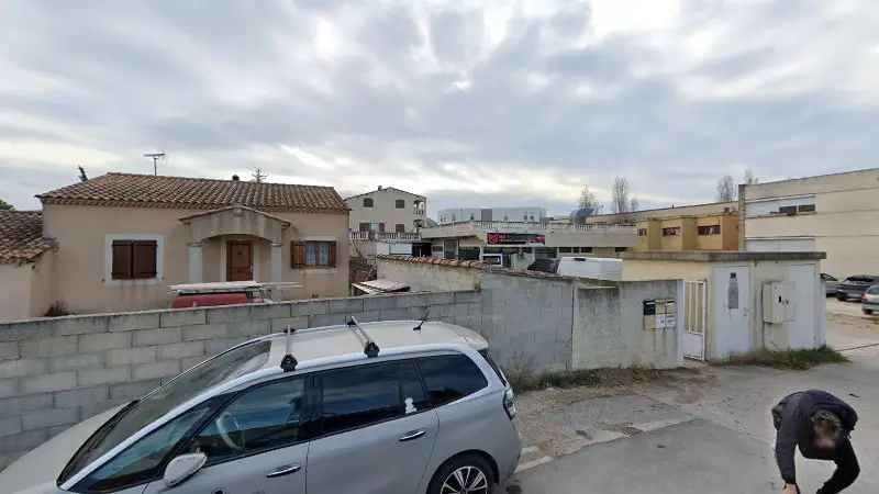 Vue de la rue devant MG Carrosserie, Gignac-la-Nerthe