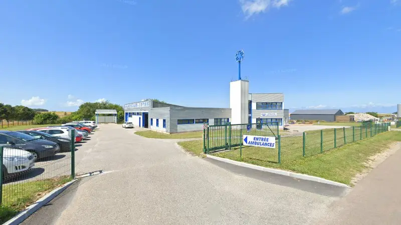 Vue de la rue devant France Pare-Brise - Chez Ambulances Côté d'Albatre, Saint-Valery-en-Caux