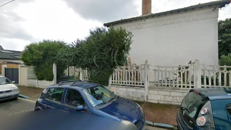 Vue de la rue devant Custom Motorsport, Juvisy-sur-Orge