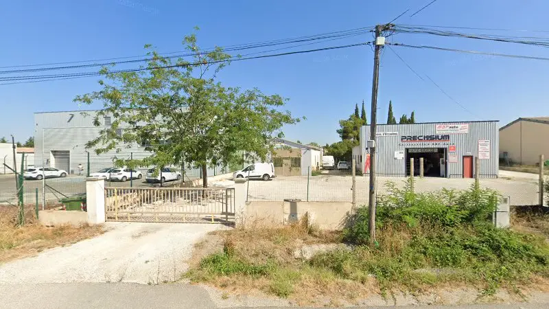 Vue de la rue devant Flores André, Morières-lès-Avignon