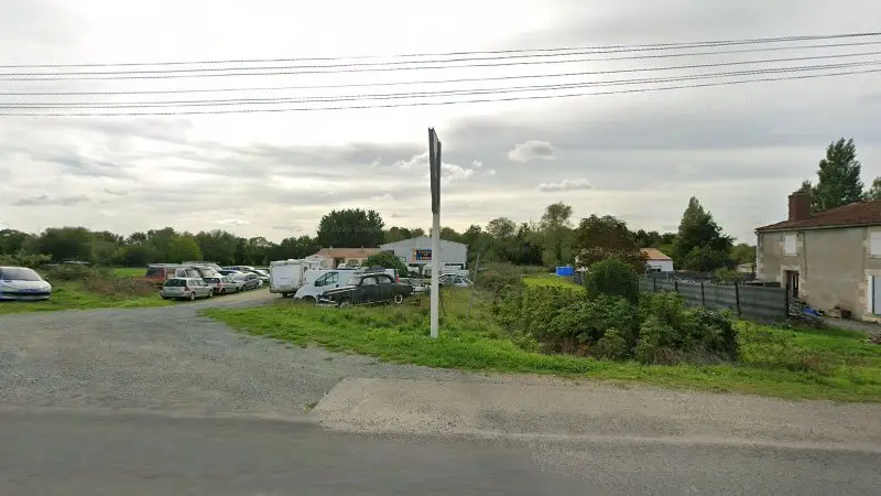 Vue de la rue devant Garage de l'aronde, La Ronde