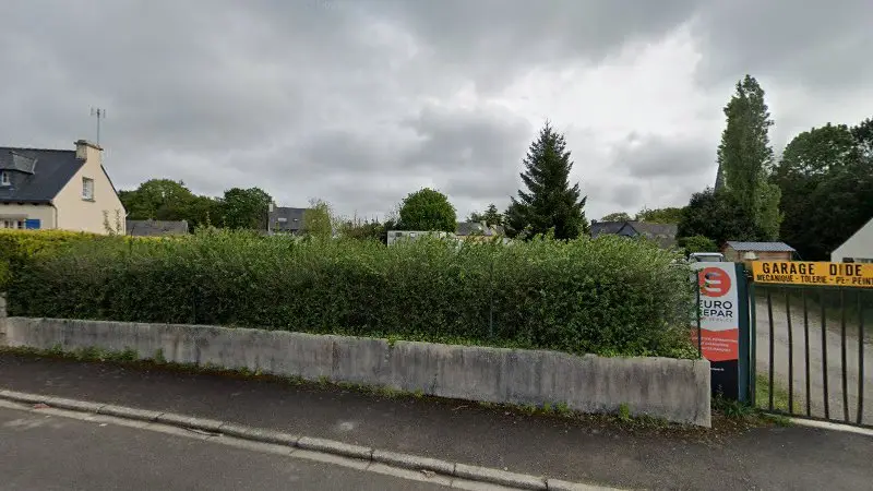 Vue de la rue devant Eurorepar Carrosserie De Guerledan, Guerlédan