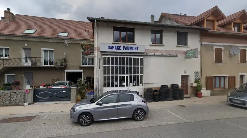 Vue de la rue devant Garage Paumont, Aubessagne