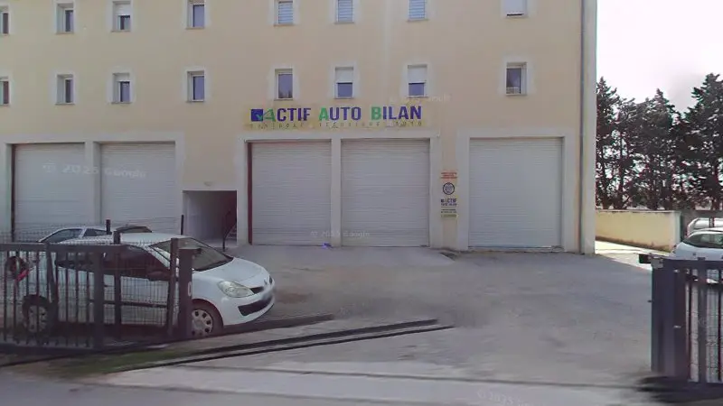 Vue de la rue devant CTO84 Controle technique Auto Securitas Orange Auto et Moto, Orange