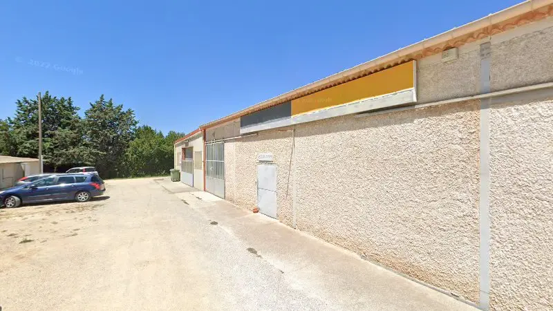 Vue de la rue devant Carrosserie Aixoise, Aix-en-Provence