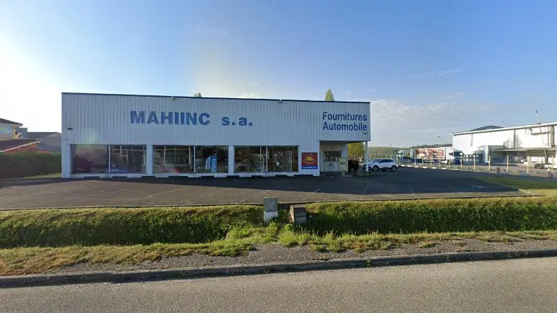 Vue de la rue devant Etablissements Mahinc, Montayral