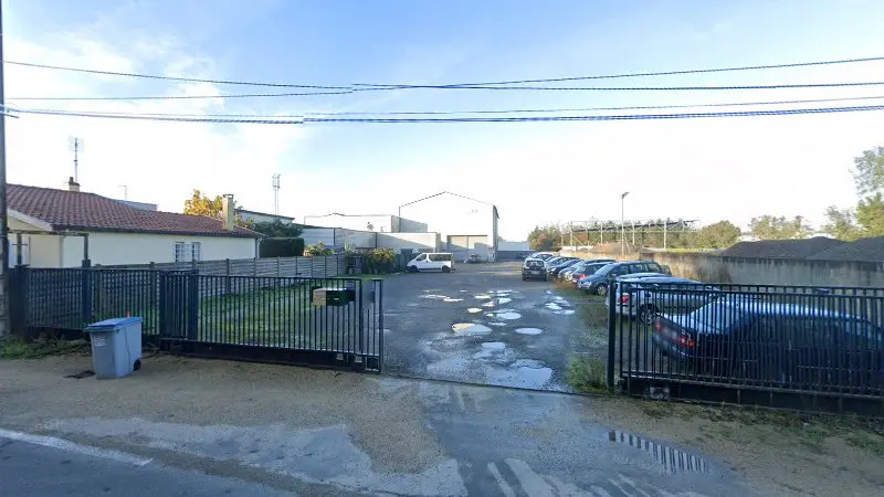 Vue de la rue devant Auto cars pro, Thouaré-sur-Loire