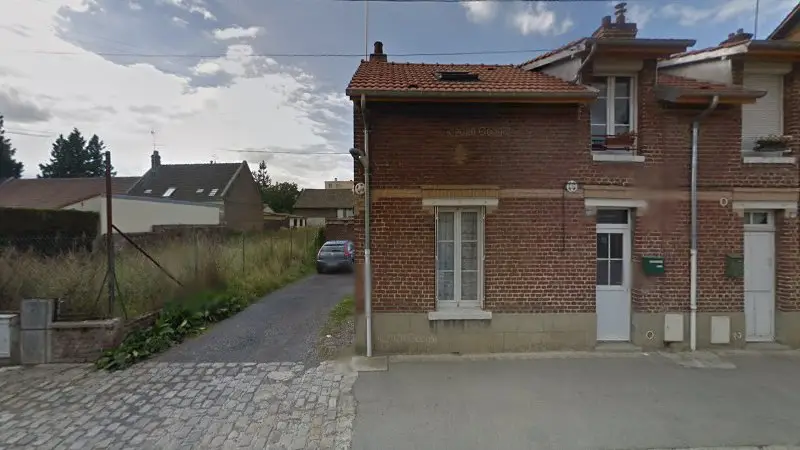 Vue de la rue devant Automobile Entretien Réparation GARAGE ZMS, Noyon