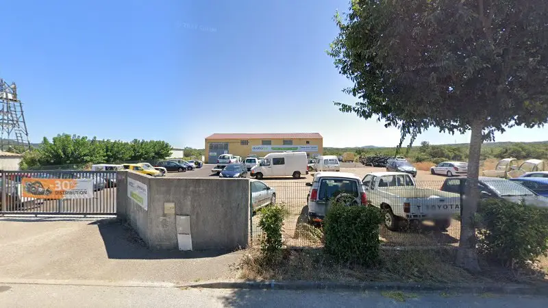 Vue de la rue devant Centre auto cigalois, Saint-Hippolyte-du-Fort