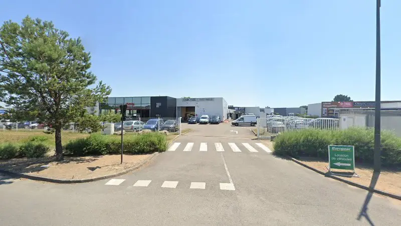 Vue de la rue devant Carrosserie Toutes Marques, Pornic