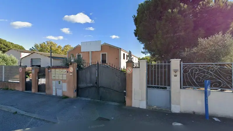 Vue de la rue devant Carrosserie croix sainte, Martigues
