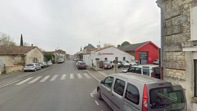 Vue de la rue devant SARL MICHAUD & FILS - Citroën, Archiac