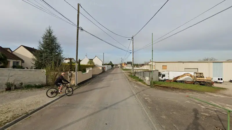 Vue de la rue devant V.M.S Véhicule et Matériel Service, Cheny