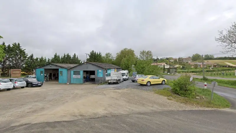 Vue de la rue devant Carrosserie Marteau, Saint-Puy