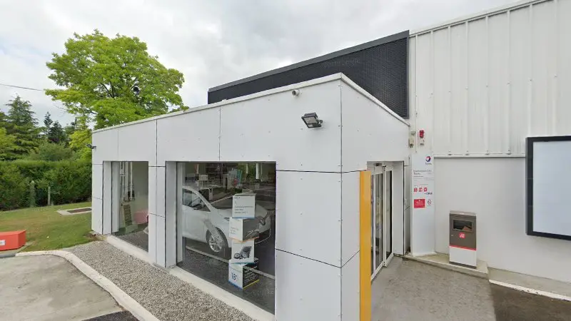Vue de la rue devant Renault Mécanique Carrosserie, Sées