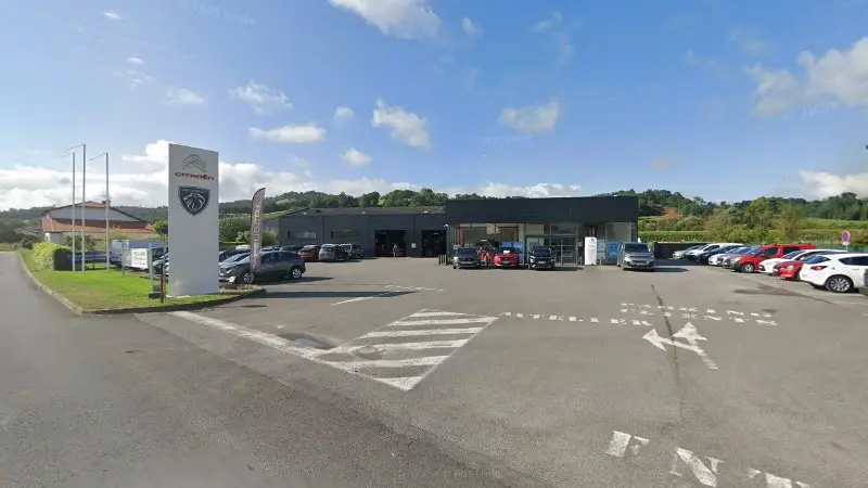 Vue de la rue devant SARL GARAGE LOUSTEAU - AGENT CITROËN ET PEUGEOT, Saint-Palais