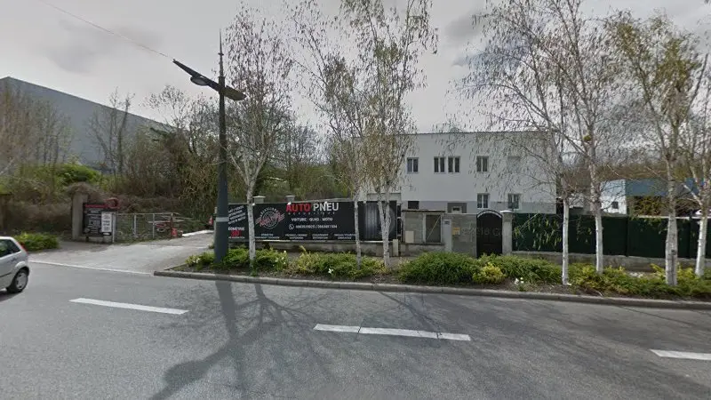 Vue de la rue devant Auto Pneu République, Le Chambon-Feugerolles