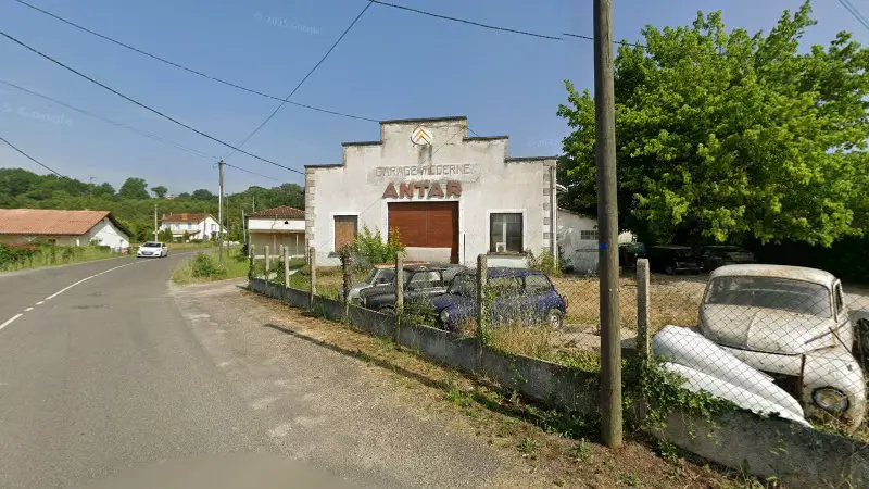 Vue de la rue devant Garage Moderne Antar, La Sauvetat-du-Dropt