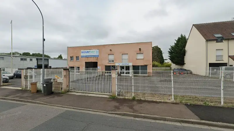 Vue de la rue devant Gretz Contrôle Technique, Gretz-Armainvilliers