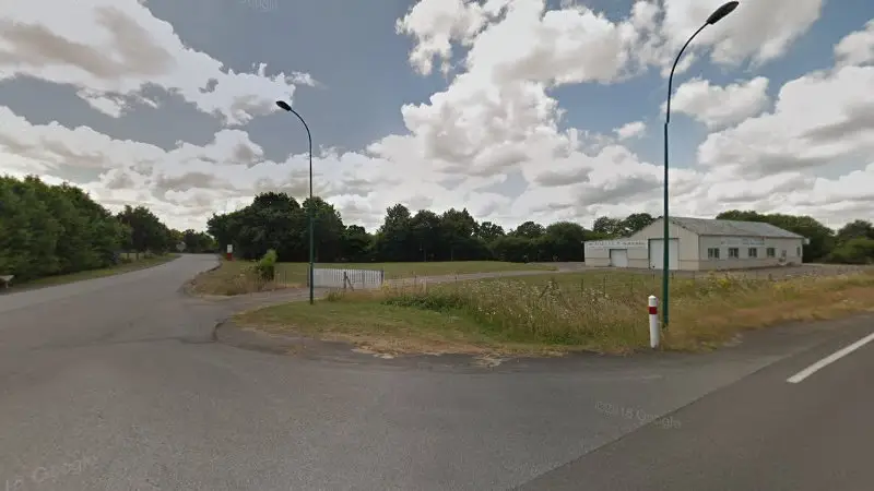 Vue de la rue devant Moto Conexion, Magny-le-Désert