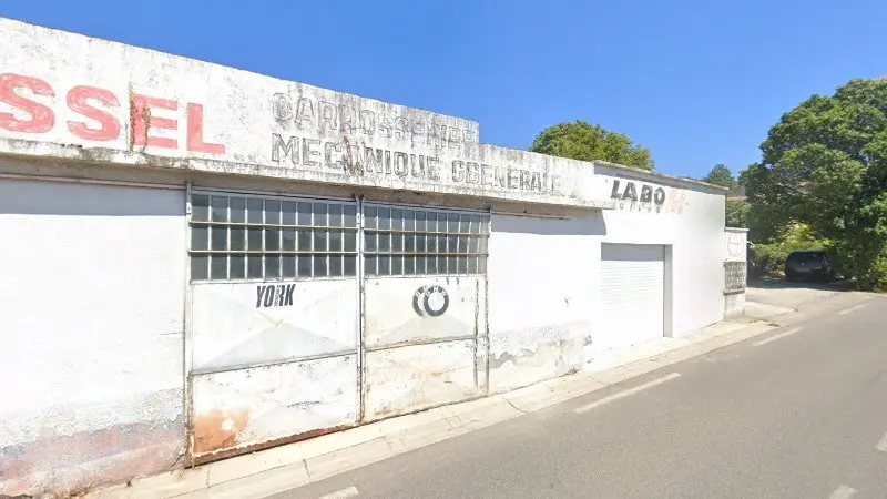 Vue de la rue devant Garage Laussel, Saint-Hippolyte-du-Fort