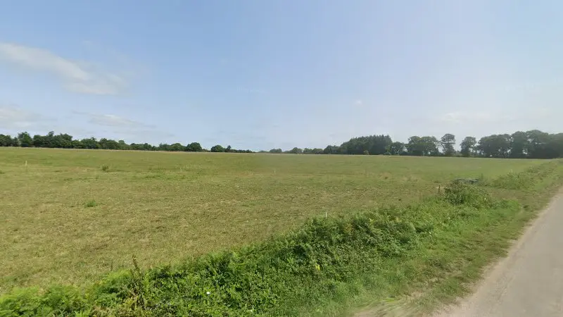Vue de la rue devant Panhair bras auto, Locmalo
