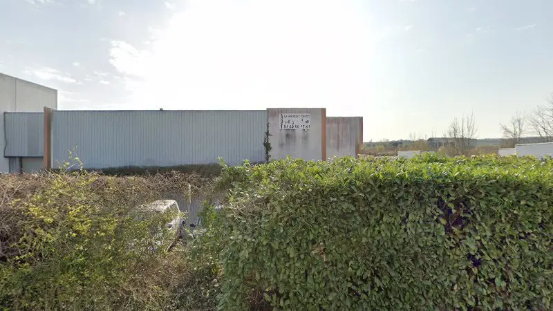 Vue de la rue devant NEWH MOTORS, Mareuil-lès-Meaux