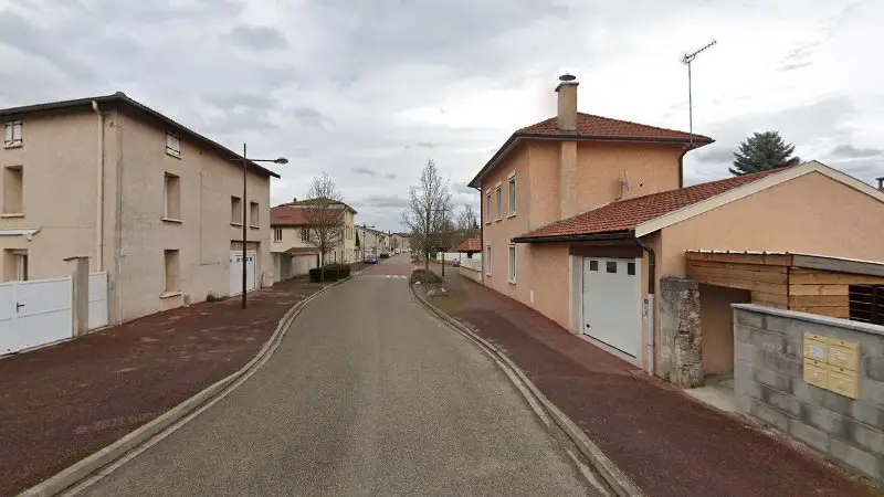 Vue de la rue devant vente pièces électroménager d'occasion sur Ambérieu en bugey., Saint-Denis-en-Bugey