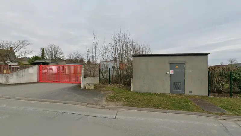 Vue de la rue devant Débosselage sans peinture, Vineuil