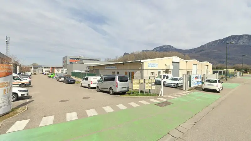 Vue de la rue devant GENEVE CARROSSERIE, Veurey-Voroize