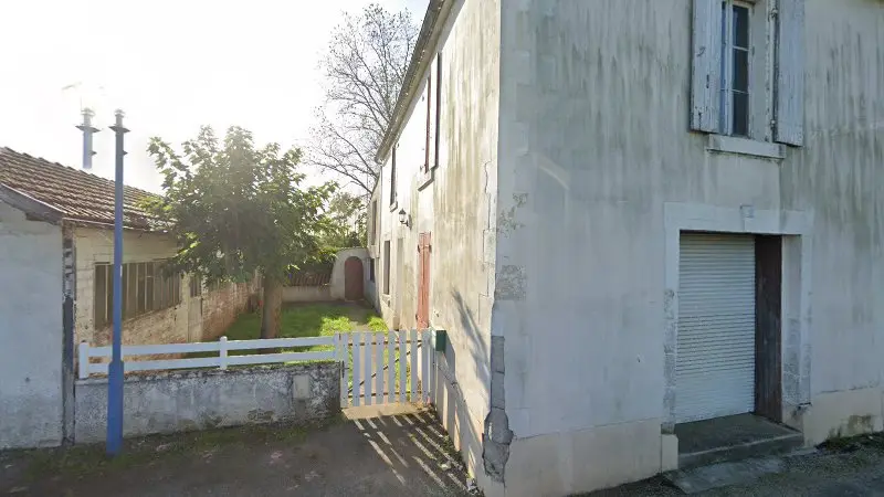 Vue de la rue devant GARAGE BRARD, Les Velluire-sur-Vendée