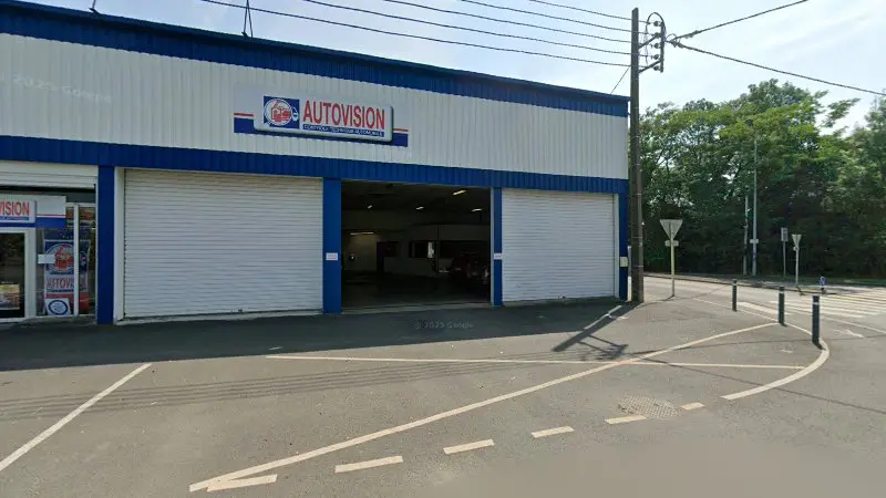 Vue de la rue devant autovision controle technique, CHALONNES, Chalonnes-sur-Loire