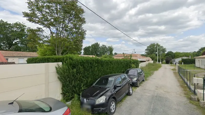 Vue de la rue devant Garage Jayat spécialisé en mécanique automobile, Saint-Mariens