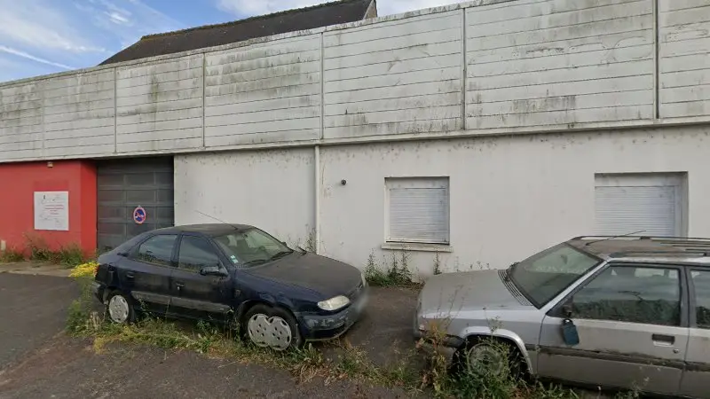 Vue de la rue devant Station Technique Auto Carrosserie (S.t.a.c), La Ville-aux-Dames
