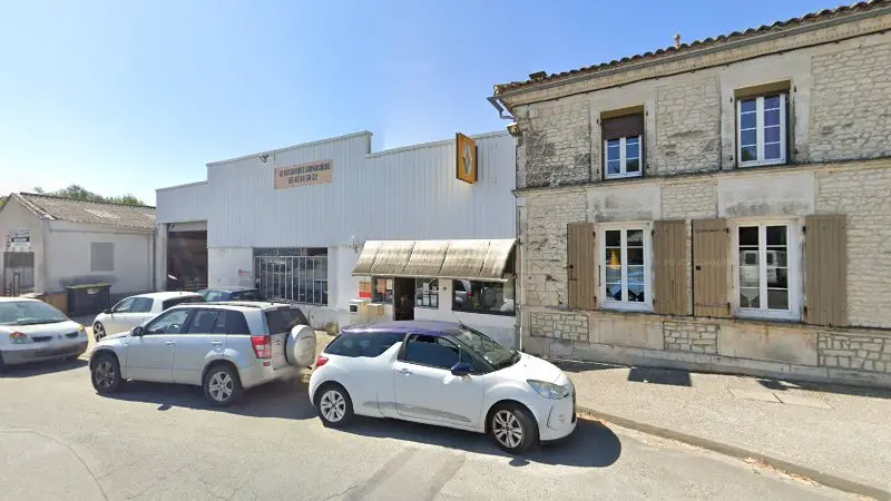 Vue de la rue devant La Mécanique Jarnacaise, Jarnac-Champagne