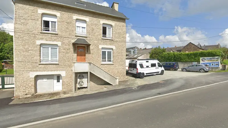 Vue de la rue devant Garage de Saint Jouan, Saint-Jouan-de-l'Isle