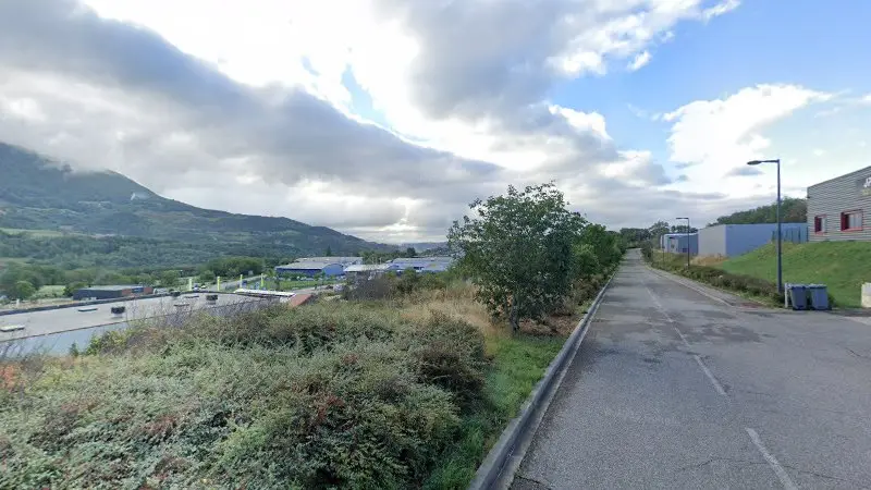 Vue de la rue devant auto depannage valserine, Valserhône