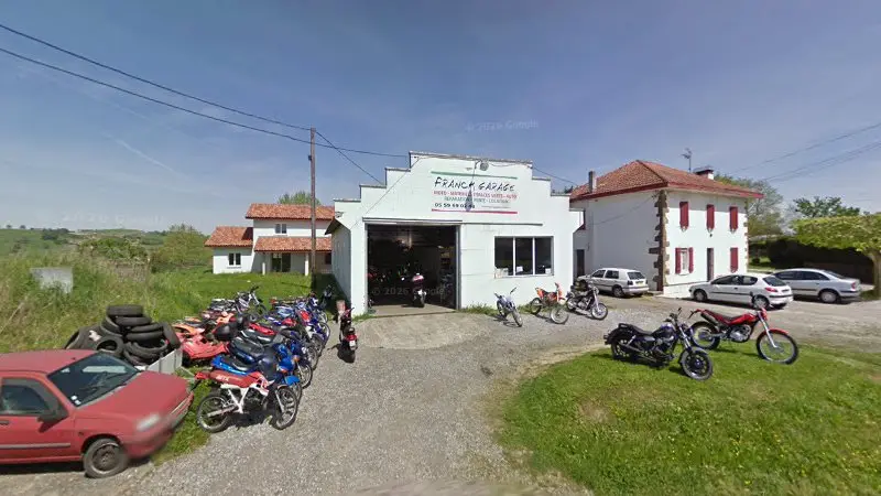 Vue de la rue devant Franck Garage Motorcyles, Arraute-Charritte