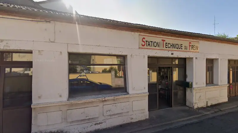 Vue de la rue devant Station Technique de Frein, Saint-Pourçain-sur-Sioule