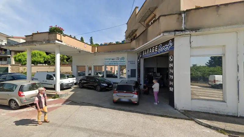 Vue de la rue devant Garage Avatacar La Cote St Andre, La Côte-Saint-André