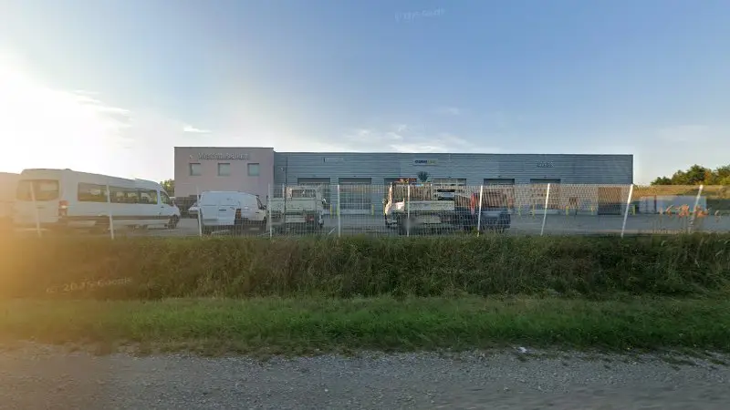 Vue de la rue devant SOCIETE DU VEHICULE INDUSTRIEL - Mercedes Benz - Service, Lons-le-Saunier