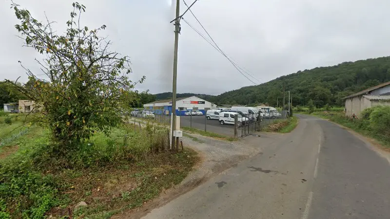 Vue de la rue devant Garage Laurent Bourel, Saint-Côme-d'Olt