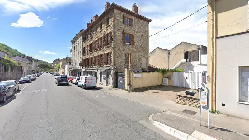 Vue de la rue devant Carrosserie & Garage Expert De La Pyramide, Vienne