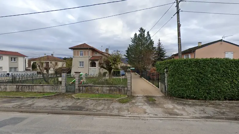 Vue de la rue devant Relais Pneus, Ambérieu-en-Bugey