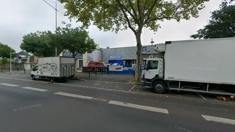 Vue de la rue devant Atelier Wealer Dealer Mustang France, Nanterre