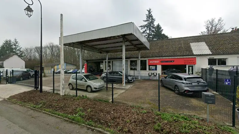 Vue de la rue devant Garage OCTAU - MOTRIO, Mesnil-en-Ouche